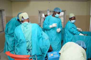 Abuja Nijerya - 06 Mayıs 2021: Afrikalı Plastik Cerrah ve Takım Üyeleri Bir Tıp Tiyatrosu 'nda Cerrahi Prosedür Gerçekleştiriyor