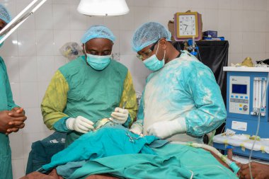 Abuja Nijerya - 06 Mayıs 2021: Afrikalı Plastik Cerrah ve Takım Üyeleri Bir Tıp Tiyatrosu 'nda Cerrahi Prosedür Gerçekleştiriyor
