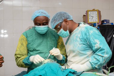 Abuja Nijerya - 06 Mayıs 2021: Afrikalı Plastik Cerrah ve Takım Üyeleri Bir Tıp Tiyatrosu 'nda Cerrahi Prosedür Gerçekleştiriyor