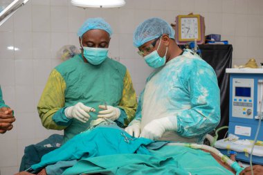 Abuja Nijerya - 06 Mayıs 2021: Afrikalı Plastik Cerrah ve Takım Üyeleri Bir Tıp Tiyatrosu 'nda Cerrahi Prosedür Gerçekleştiriyor