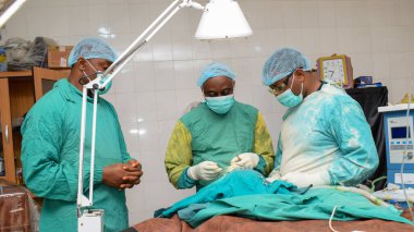 Abuja Nijerya - 06 Mayıs 2021: Afrikalı Plastik Cerrah ve Takım Üyeleri Bir Tıp Tiyatrosu 'nda Cerrahi Prosedür Gerçekleştiriyor