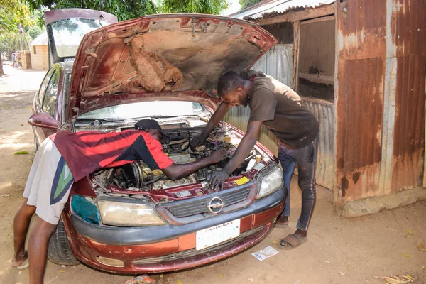 Karara Nasarawa State Mei 2021 Afrikaanse Man Monteur Fixing Car — Stockfoto