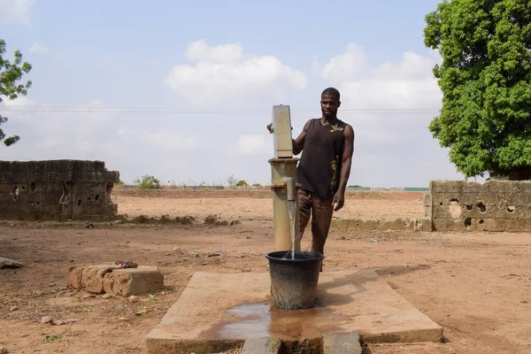 Karara, Nasarawa Eyaleti - 5 Mayıs 2021: Bir Kırsal Toplumda Bir Elle Borewell 'den Su Pompalayan Afrikalı Adam