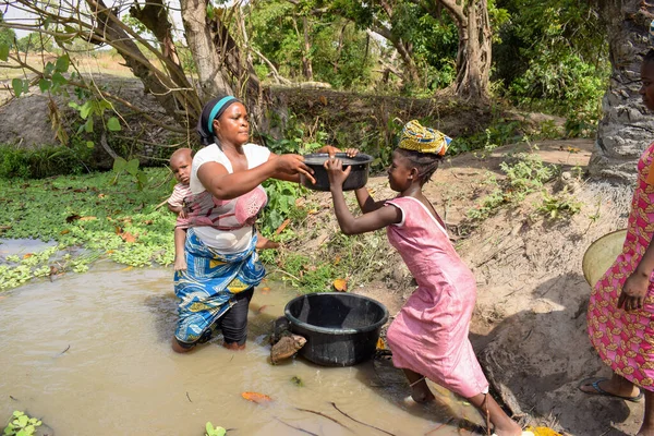 長良川州カララ2021年5月5日 赤ちゃんを持つアフリカの女性が池や小川から汚染された水を毎日消費する — ストック写真
