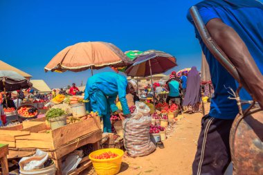 Abuja, Nijerya - 8 Ekim 2022: Afrika 'da bir pazarda alım satım. Nijerya 'da yenilebilir ve bozulabilir gıda pazarı