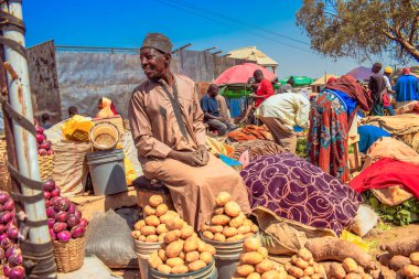 Abuja, Nijerya - 8 Ekim 2022: Afrika 'da bir pazarda alım satım. Nijerya 'da yenilebilir ve bozulabilir gıda pazarı