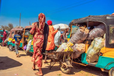 Abuja, Nijerya - 8 Ekim 2022: Afrika 'da bir pazarda alım satım. Nijerya 'da yenilebilir ve bozulabilir gıda pazarı