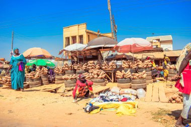 Abuja, Nijerya - 8 Ekim 2022: Afrika 'da bir pazarda alım satım. Nijerya 'da yenilebilir ve bozulabilir gıda pazarı