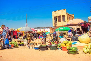 Abuja, Nijerya - 8 Ekim 2022: Afrika 'da bir pazarda alım satım. Nijerya 'da yenilebilir ve bozulabilir gıda pazarı