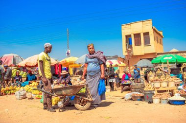 Abuja, Nijerya - 8 Ekim 2022: Afrika 'da bir pazarda alım satım. Nijerya 'da yenilebilir ve bozulabilir gıda pazarı