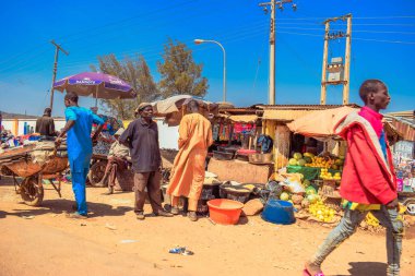 Abuja, Nijerya - 8 Ekim 2022: Afrika 'da bir pazarda alım satım. Nijerya 'da yenilebilir ve bozulabilir gıda pazarı