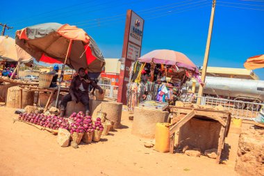 Abuja, Nijerya - 8 Ekim 2022: Afrika 'da bir pazarda alım satım. Nijerya 'da yenilebilir ve bozulabilir gıda pazarı