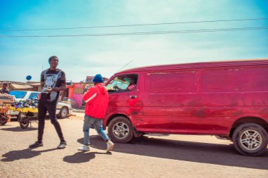 Abuja, Nijerya - 8 Ekim 2022: Afrika 'da bir pazarda alım satım. Nijerya 'da yenilebilir ve bozulabilir gıda pazarı