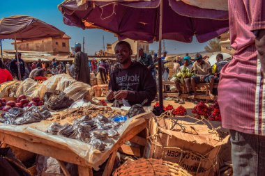 Abuja, Nijerya - 8 Ekim 2022: Afrika 'da bir pazarda alım satım. Nijerya 'da yenilebilir ve bozulabilir gıda pazarı