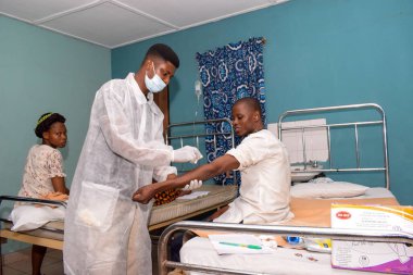 Abuja, Nijerya - 22 Ekim 2021: Afrika Laboratuvarı Kırsal Topluluklarda Kan Taraması Yapıyor. Kan bağışı. Genotip, striptiz testi. Covid-19 veya Hemoglobin Testi.