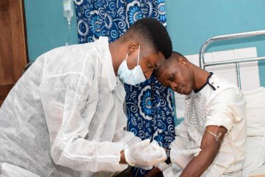 Abuja, Nijerya - 22 Ekim 2021: Afrika Laboratuvarı Kırsal Topluluklarda Kan Taraması Yapıyor. Kan bağışı. Genotip, striptiz testi. Covid-19 veya Hemoglobin Testi.