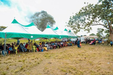Aluu, Port Harcourt - 10 Ağustos 2021: Bir kırsal kesimde ücretsiz tıbbi bakım ve bakım bekleyen Afrikalılar. Seçimlerde oy kullanmak için kaydolurlar. Siyasi Kampanya Egzersizi