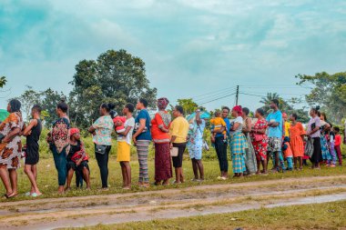 Aluu, Port Harcourt - 10 Ağustos 2021: Bir kırsal kesimde ücretsiz tıbbi bakım ve bakım bekleyen Afrikalılar. Seçimlerde oy kullanmak için kaydolurlar. Siyasi Kampanya Egzersizi