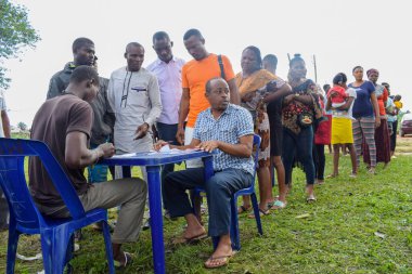 Aluu, Port Harcourt - 10 Ağustos 2021: Bir kırsal kesimde ücretsiz tıbbi bakım ve bakım bekleyen Afrikalılar. Seçimlerde oy kullanmak için kaydolurlar. Siyasi Kampanya Egzersizi