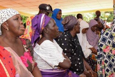 Abuja, Nijerya - 10 Ekim 2021: Kırsal bir toplulukta tıbbi bakım ve ilgi kuyruğunda bekleyen Afrikalılar. Afrika 'daki Siyasi Kampanya
