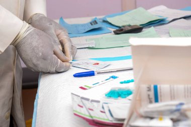 Ikeja, Lagos Eyaleti - 5 Ekim 2021: Afrika Laboratuvarı Kırsal Topluluklarda Kan Taraması Yapıyor. Kan testi. Genotip, striptiz testi. Covid-19 veya Hemoglobin Testi.