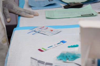 Ikeja, Lagos Eyaleti - 5 Ekim 2021: Afrika Laboratuvarı Kırsal Topluluklarda Kan Taraması Yapıyor. Kan testi. Genotip, striptiz testi. Covid-19 veya Hemoglobin Testi.