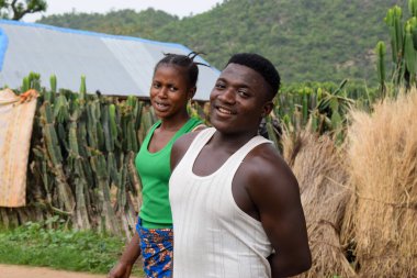 Opialu, Benue State, Nijerya - 6 Mart 2021: Afrikalı Erkek ve Kadın Gülümseyen 
