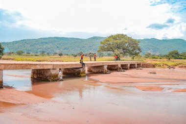 Abuja Nijerya - 02 Ağustos 2021: Afrika 'daki Kırsal Toplulukları Bağlayan Eski Köprü Çöküşün eşiğinde. Yerel İnşaat