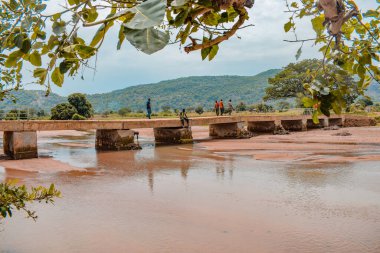 Abuja Nijerya - 02 Ağustos 2021: Afrika 'daki Kırsal Toplulukları Bağlayan Eski Köprü Çöküşün eşiğinde. Yerel İnşaat