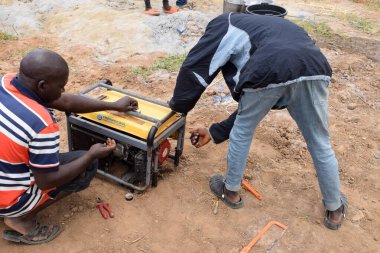 Abuja Nijerya - 02 Eylül 2021: Afrika Kırsal Topluluğunda Su Pompalama Testi. Pompa Kapasitesi Testi. Afrika 'daki Yoksul Toplumlar İçin Kırsal Temiz Su Projesi Uygulaması.