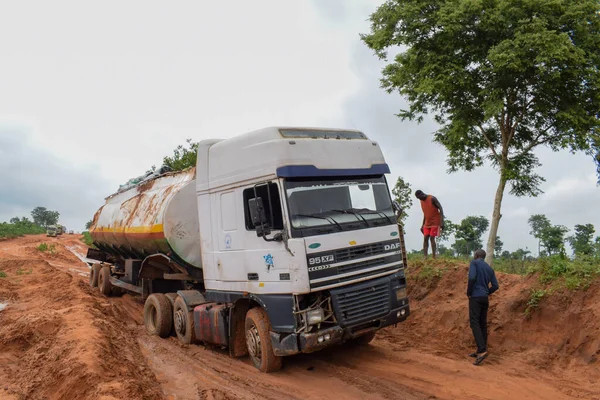 Loko Nasarawa Nigérie Srpna 2021 Blátivá Cesta Období Dešťů Vozidla — Stock fotografie