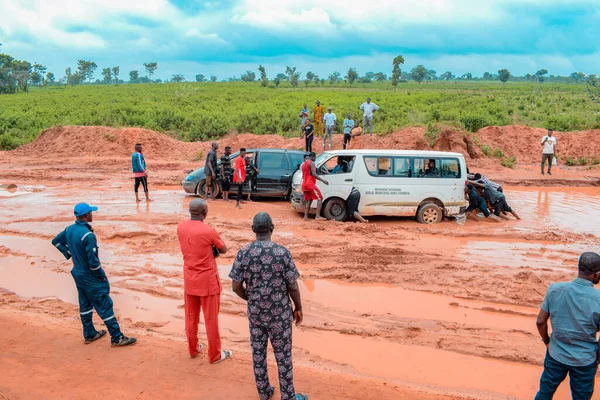 Loko Nasarawa Nigeria Sierpnia 2021 Droga Błotna Porze Deszczowej Pojazdy — Zdjęcie stockowe