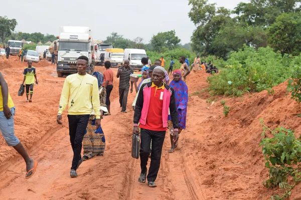 Loko Nasarawa Nigérie Srpna 2021 Blátivá Cesta Období Dešťů Vozidla — Stock fotografie