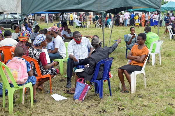 Aluu, Port Harcourt - 10 Ağustos 2021: Bir kırsal kesimde ücretsiz tıbbi bakım ve bakım bekleyen Afrikalılar. Seçimlerde oy kullanmak için kaydolurlar. Siyasi Kampanya Egzersizi