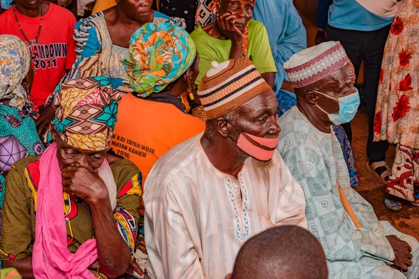 Abuja, Nijerya - 10 Ekim 2021: Kırsal bir toplulukta tıbbi bakım ve ilgi kuyruğunda bekleyen Afrikalılar. Afrika 'daki Siyasi Kampanya