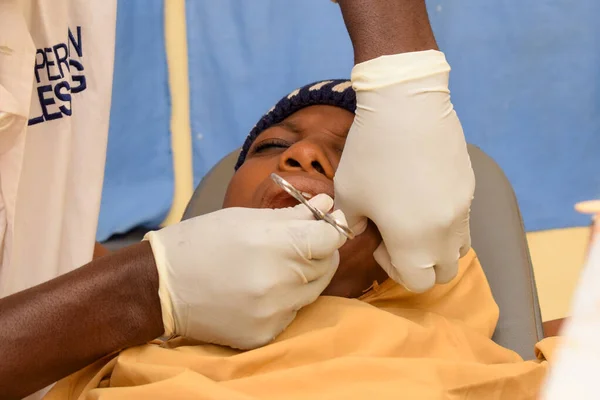Lagos Nigeria Ottobre 2021 Dentista Africano Che Dona Aiuti Umanitari — Foto Stock