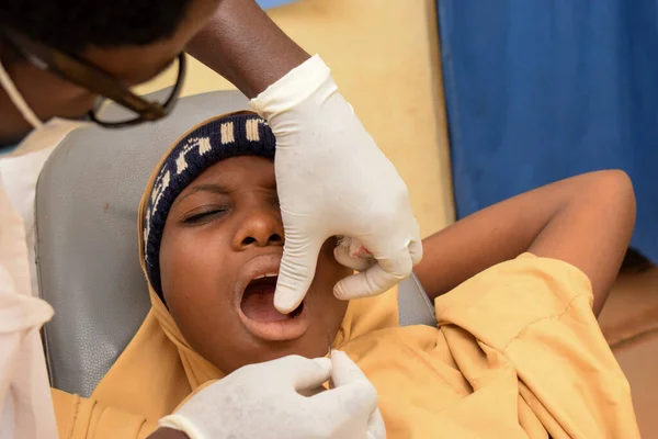 Lagos Nigeria Ottobre 2021 Dentista Africano Che Dona Aiuti Umanitari — Foto Stock