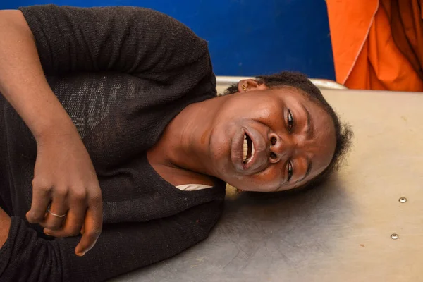 Lagos Nigeria Syyskuuta 2021 Afrikkalainen Nainen Mustissa Kivuissa Joutui Hätäoperaatioon — kuvapankkivalokuva