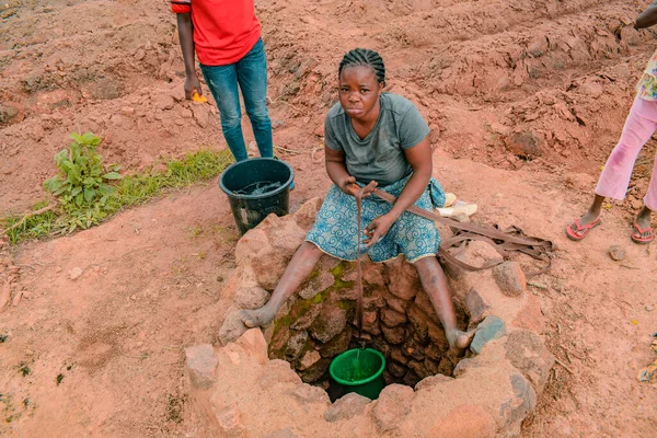 ジョス イースト 高原州 2021年9月12日 10代のアフリカ人女性が農村部のオープンハンド ダグから水を汲み上げる 泥質未処理水 — ストック写真