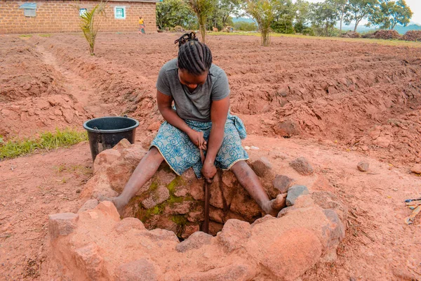Jos East Plateau State September 2021 Tienerafrikaanse Vrouw Haalt Water — Stockfoto