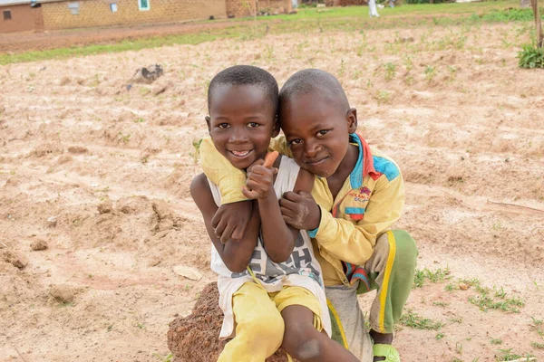 ナイジェリアのラゴス 2021年9月5日 アフリカの子供の肖像画 大きな笑顔で楽しみを持つ若い友人のグループ — ストック写真