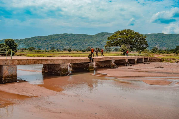 アブジャ ナイジェリア 2021年8月2日 アフリカの農村をつなぐ古い橋が崩壊の瀬戸際にある 地方建設 — ストック写真