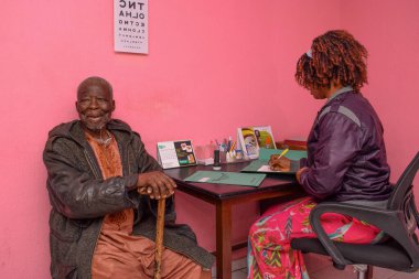 Abuja, Nijerya - 09 Ağustos 2021: Orta Çağ Afrikalı Kırsal Klinik 'te Göz Danışmanlığı için Tıp Doktoru. Göz Sağlığı ve Göz Testi