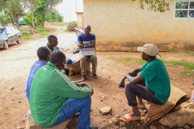 Abuja Nijerya - 26 Temmuz 2021: Covid 19 Toplum Duyarlılığı, Yerli Afrika Köylerinin Sağlık ve Su Hijyeni. Seçim Kampanyası Toplantısı. Kanser Farkındalığı Programı ve Güçlendirme