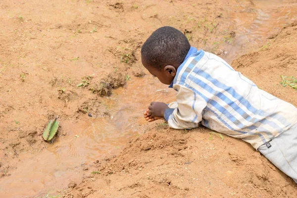 Abuja Nigeria August 2021 African Child Playing Sand Sunny Day — Stock Photo, Image