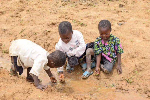 Abuja Nigeria Augusti 2021 Afrikanska Barn Leker Med Sand Solig — Stockfoto