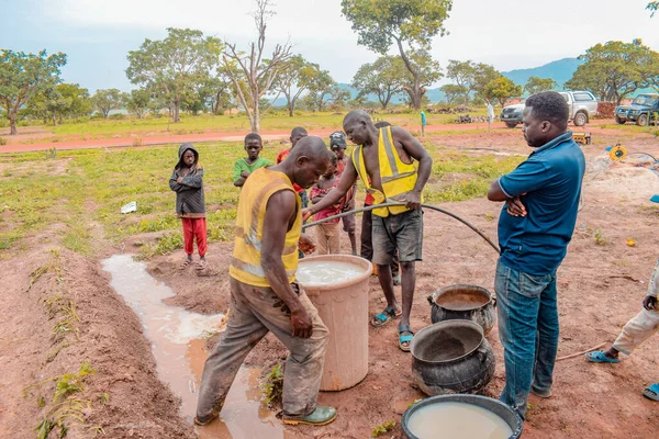 ジョス イースト 高原州 ナイジェリア 2021年5月12日 農村部でのハンドポンプ井戸設置 ナイジェリアアフリカでのSdgs目標 ハンドポンプ水をうまく設置しようとするアフリカの人々のグループ — ストック写真