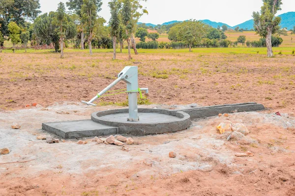 이스트 나이지리아 2021 수돗물을 우물에 설치하는 아프리카 사람들의 — 스톡 사진