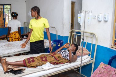 Edo Eyaleti, Nijerya - 25 Aralık 2021: Başarılı bir Ameliyattan Sonra Afrikalılar Kırsal Klinikte Yataklarda İyileşiyor