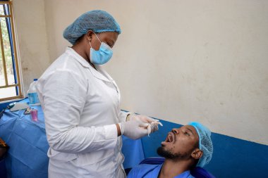 Opialu, Benue State - 6 Mart 2021: Afrikalı Dişçi Bir Kırsal Klinikte Yerel Yardım Veriyor